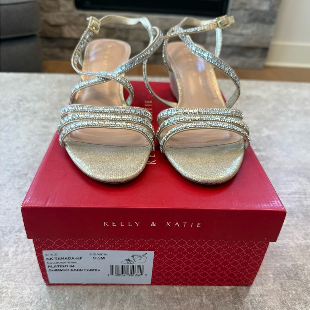 Elegant Strappy Wedge Sandals - Picture 3 of 9